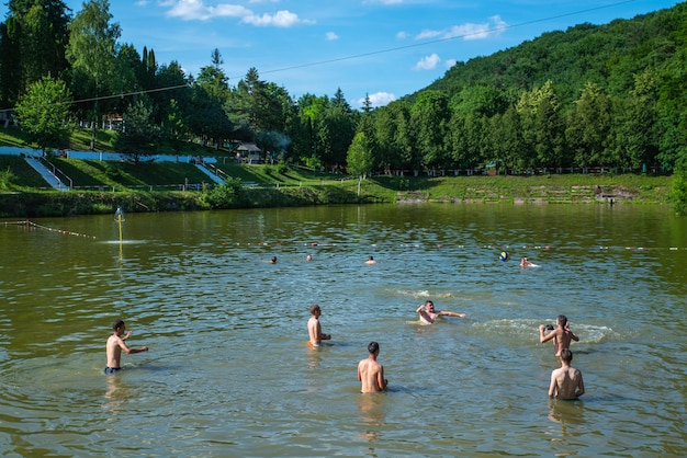 LVIV UKRAINE 9 JUIN 2018 personnes nageant dans le lac en journée d'été ensoleillée