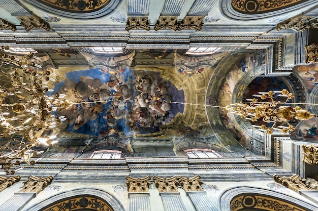 LVIV UKRAINE AOÛT 2019 dôme intérieur et regardant vers le haut dans une ancienne église gothique ou baroque uniate plafond et voûte