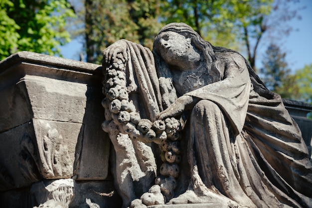 LVIV, UKRAINE - Apr 27, 2016 : Ancienne statue sur tombe dans le cimetière Lychakivskyj de Lviv, Ukraine. Musée-préserve officiellement d'histoire et de culture d'État - Cimetière de Lychakiv