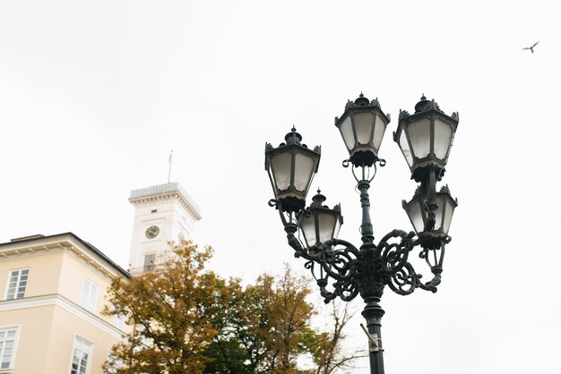 Photo lviv, ukraine. belle lanterne sculptée sur la place du marché