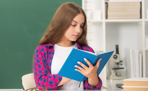 Lycéenne de l'éducation moderne avec cahier enfant occupé lire cahier