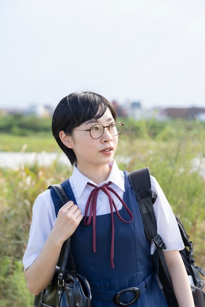 Lycéennes asiatiques portant des uniformes et souriant à l'école