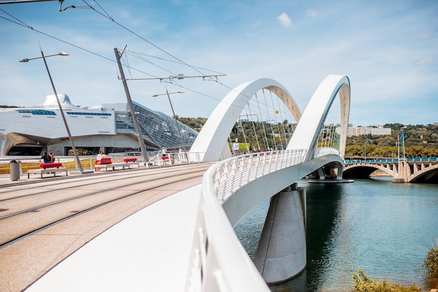 LYON, FRANCE - 21 mai 2017 : vue sur le pont Raymond Barre et le musée moderne des Confluences à Lyon