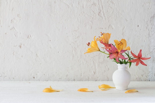 Lys dans un vase blanc sur fond blanc