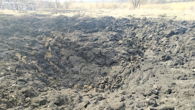 LYSYCHANSK UKRAINE 30 mars 2022 Guerre de la Russie contre l'Ukraine Énorme trou dans le jardin civil du jardin des bombes endommagé par des bombes d'artillerie d'avions de l'armée russe