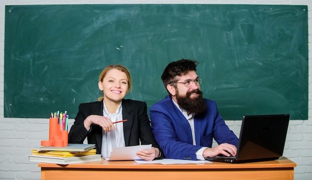 M'améliorer grâce à l'éducation travail sur papier vie de bureau homme d'affaires et secrétaire heureux couple d'affaires utiliser un ordinateur portable et des documents de retour à l'école enseignant de l'éducation formelle et étudiant à l'examen