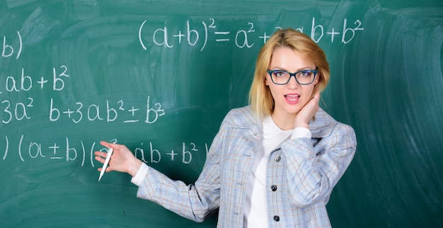 M'améliorer par l'éducation Enseignement à domicile femme heureuse Retour à l'école Enseignant de jour des enseignants sur la leçon d'école au tableau noir femme en classe Étude et éducation École moderne