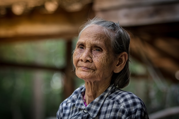 Ma grand-mère est assise seule.