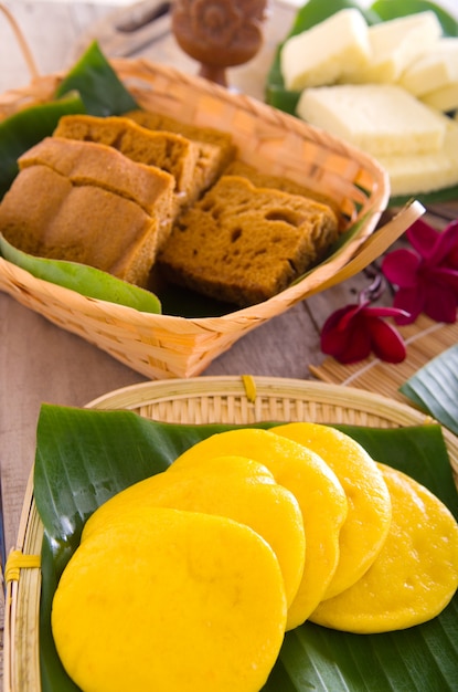 Ma Lai Gou-gâteau malaisien traditionnel à la vapeur. Cuire à la vapeur un gâteau chinois sur une assiette en bambou.