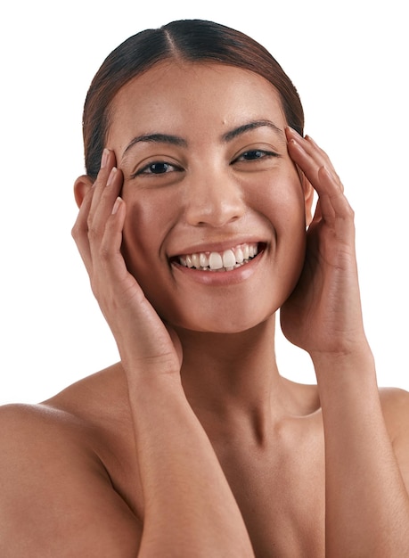 Ma peau ne s'est jamais sentie aussi bien Photo d'une belle jeune femme touchant son visage en se tenant debout sur un fond blanc