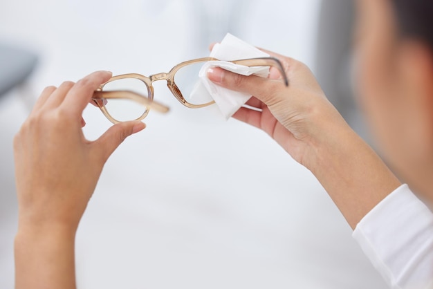 Ma vision n'a jamais été aussi claire. Plan d'une femme nettoyant une paire de lunettes.