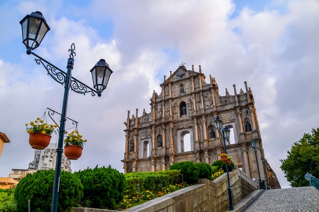 Macao, Chine - 2 avril 2020 : Ruines de l'église catholique Saint-Paul construite en 1640, le monument le plus connu de Macao et site du patrimoine mondial de l'UNESCO