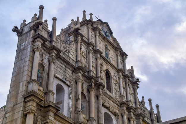 Macao, Chine - 2 avril 2020 : Ruines de l'église catholique Saint-Paul construite en 1640, le monument le plus connu de Macao et site du patrimoine mondial de l'UNESCO