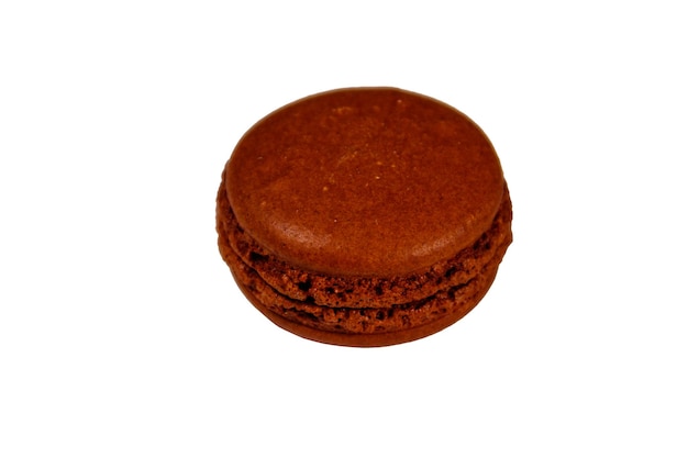 Macaron au chocolat savoureux isolé sur fond blanc