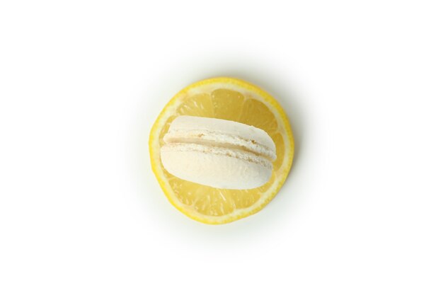 Macaron au citron savoureux isolé sur fond blanc