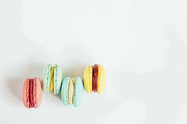 Macaron aux amandes douces colorées pastel rose bleu jaune vert ou gâteau dessert macaron isolé sur blanc ...