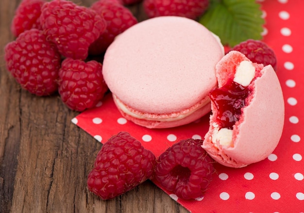 Macaron aux biscuits aux framboises sur un fond en bois