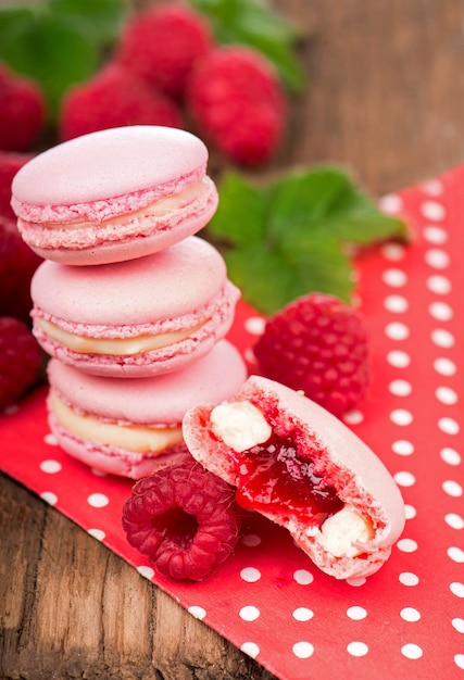 Macaron aux biscuits aux framboises sur un fond en bois