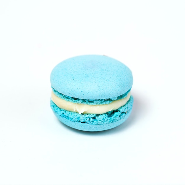 Macaron bleu doux isolé sur fond blanc