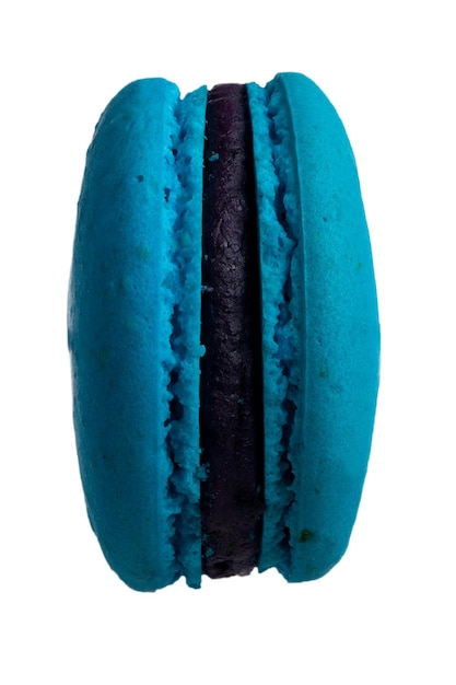 Macaron bleu sur fond blanc. Photo haute définition en gros plan