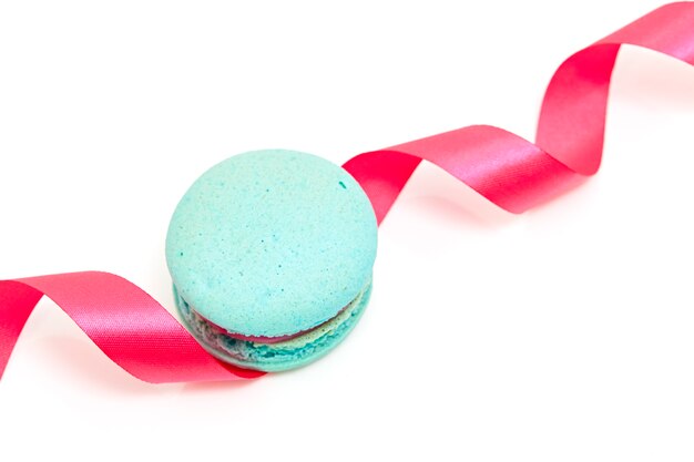 Macaron bleu Saint-Valentin avec ruban rose