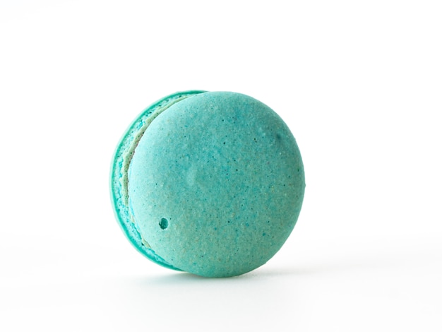 Macaron bleu simple sur le blanc