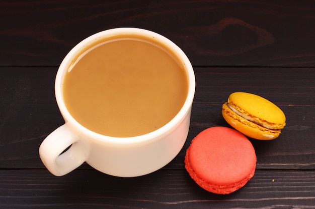 Macaron bonbons biscuits et café au lait