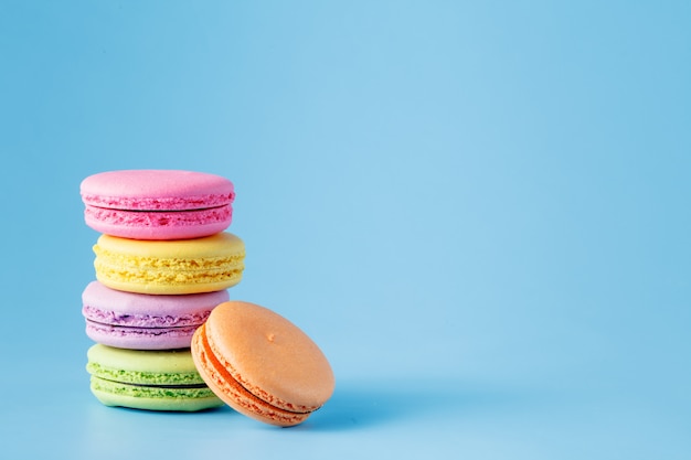 Macaron coloré sur bleu