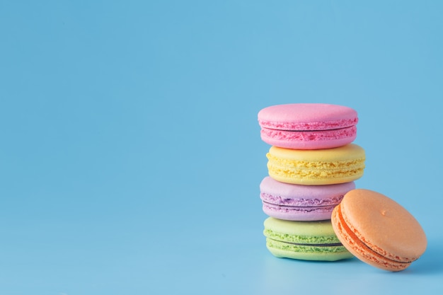 Photo macaron coloré sur bleu