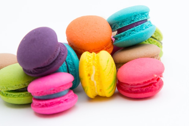 Macaron coloré sur fond blanc