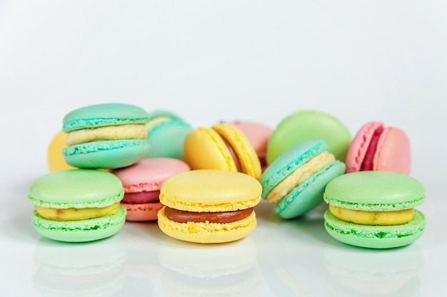 Macaron coloré sur fond blanc