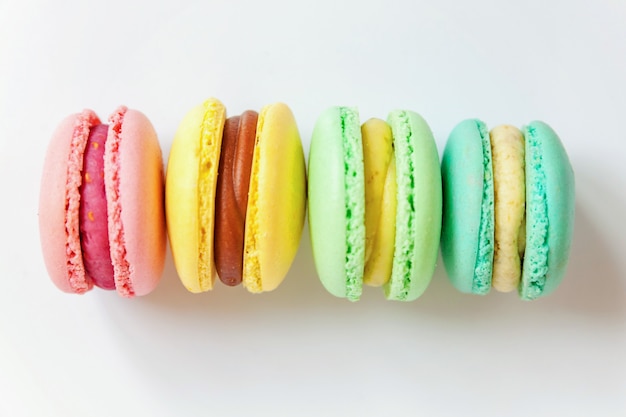 Macaron coloré sur fond blanc