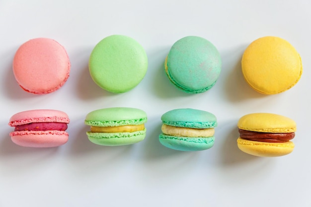 Macaron coloré sur fond blanc