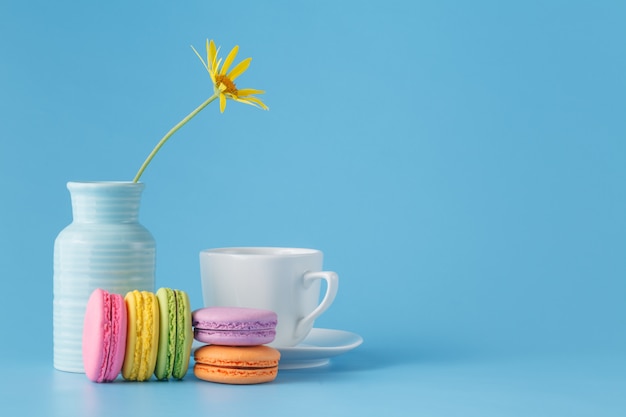 Macaron coloré français avec fleur