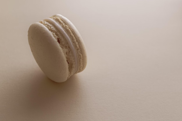 Un macaron sur fond beige