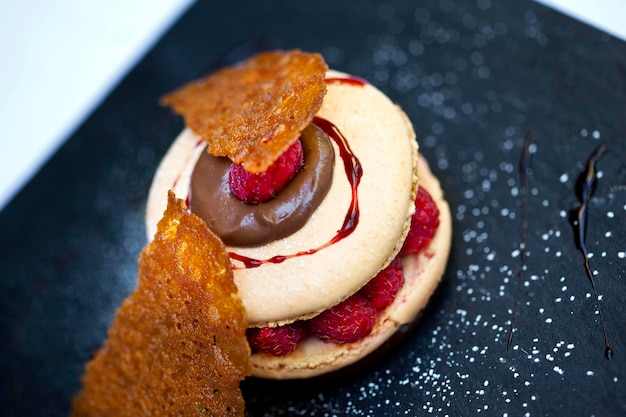 Photo macaron et framboises