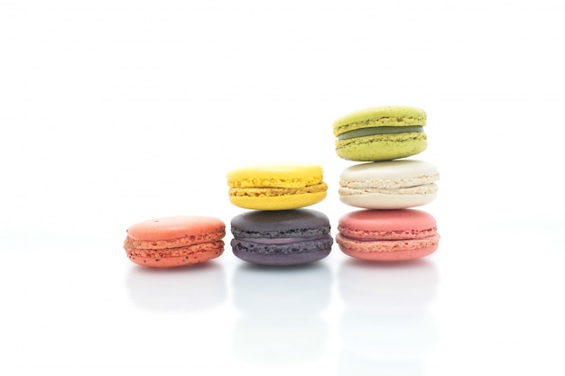 Macaron français coloré sur fond blanc