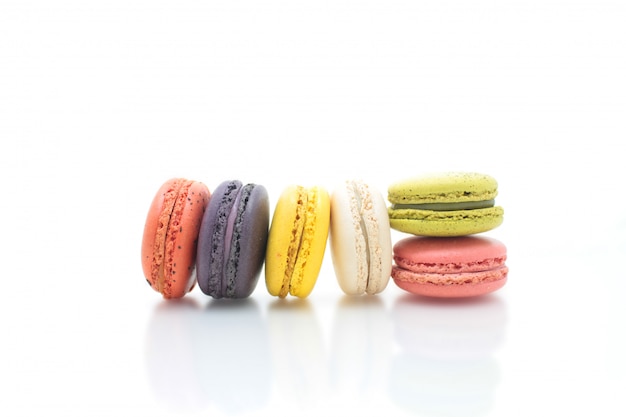 Macaron français coloré sur fond blanc