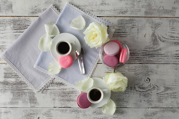 Macaron français doux et beau dans un bocal en verre et un café expresso