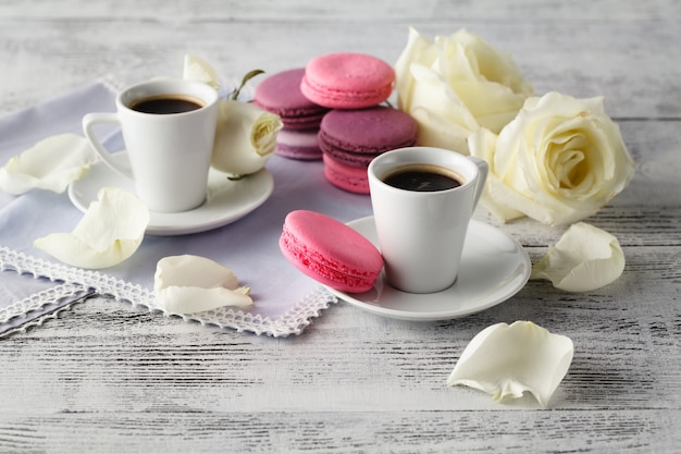 Photo macaron français doux et beau dans un bocal en verre et un café expresso