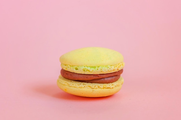 Macaron jaune sur fond rose