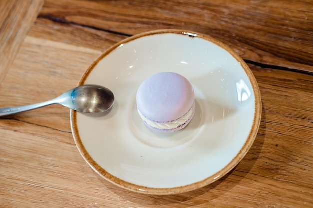 Macaron lavande dans une assiette sur la vue de dessus de table