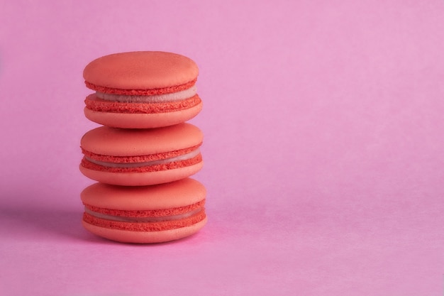 Macaron orange sur fond rose