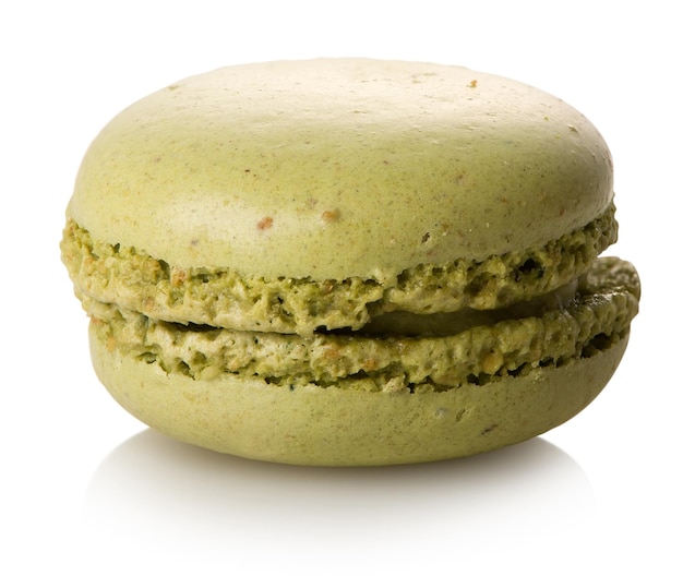 Macaron pistache isolé sur fond blanc