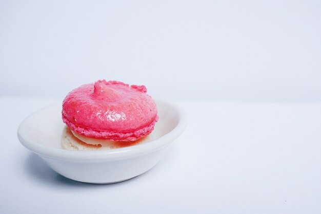 macaron sur la plaque avec un fond blanc