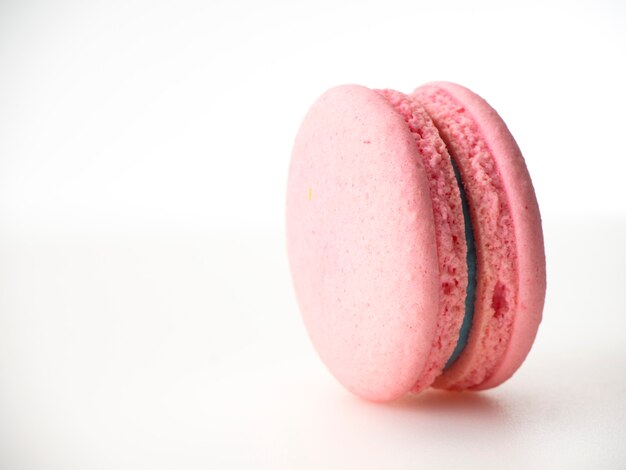 Macaron rose sur fond blanc