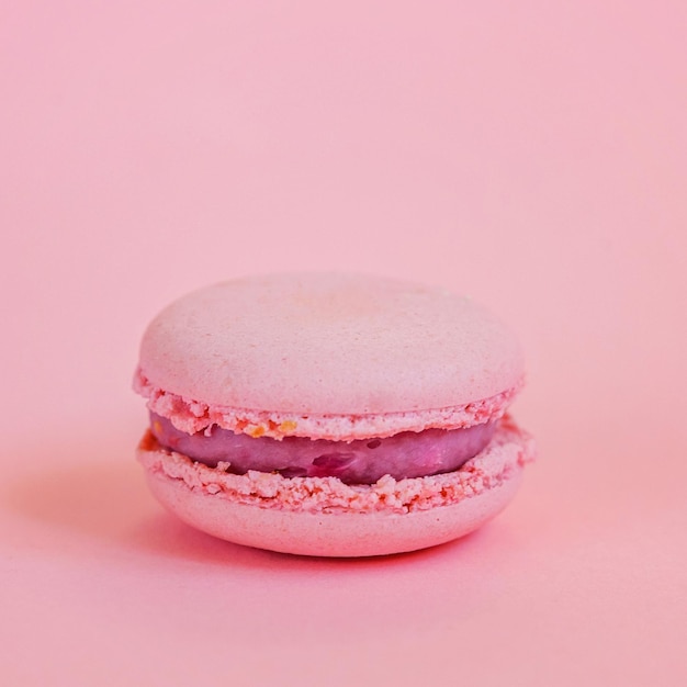 Macaron rose sur fond rose