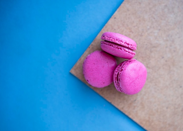 Un macaron rose sur papier marron