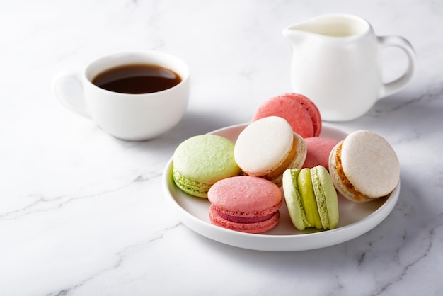 Macaron et tasse de café