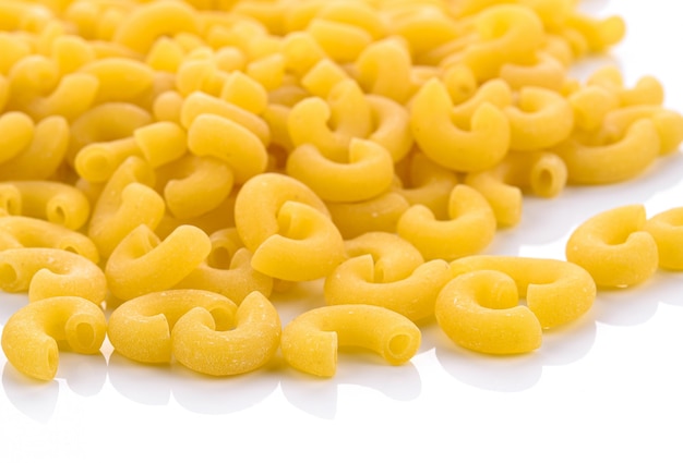 Macaroni au coude non cuit isolé